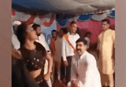 印度议员参加婚宴不戴口罩上台热舞 不顾村民劝阻大打出手