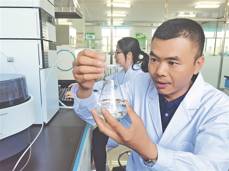 科研人员对土壤进行分析.