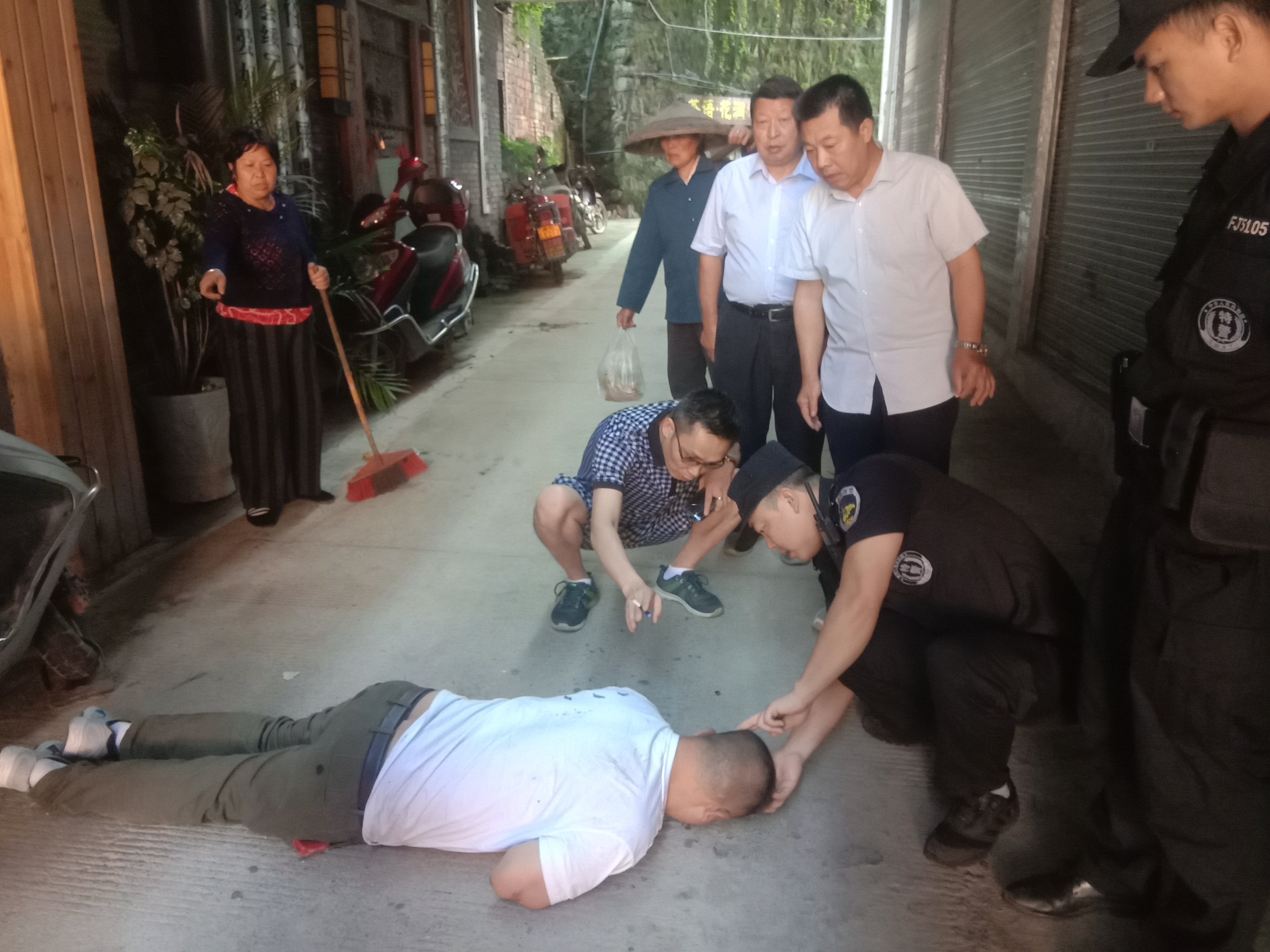 邵阳男子倒在路边口吐白沫民警2分钟到达救助