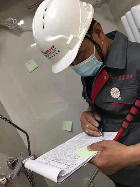 质量万里行验房员助力中海寰宇天下熙山府业主收房 ——凤凰网房产北