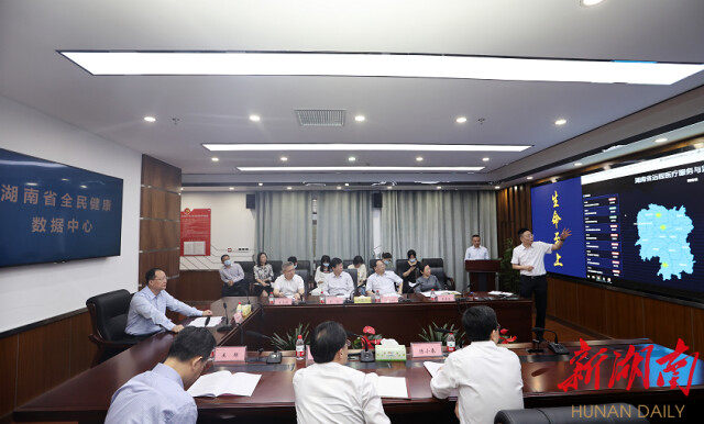 (毛伟明在省全民健康数据中心详细了解全民健康信息平台建设情况。)