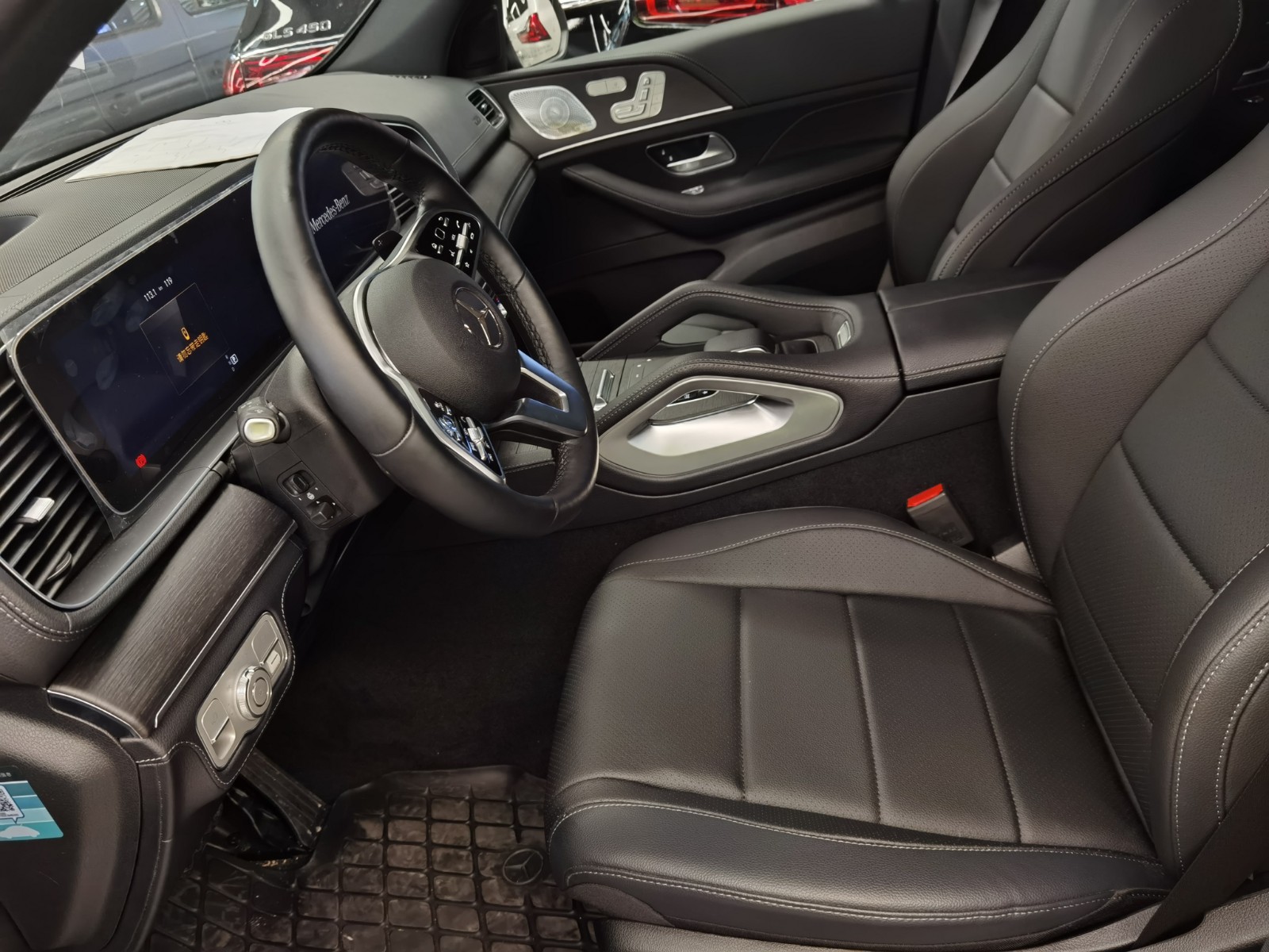 21款奔驰gle450的内饰照以往车型有了很明显的提升,无论设计语言还是