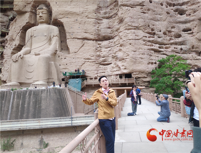 台湾青年黄恺嘉在炳灵寺通过网络直播介绍石窟文化