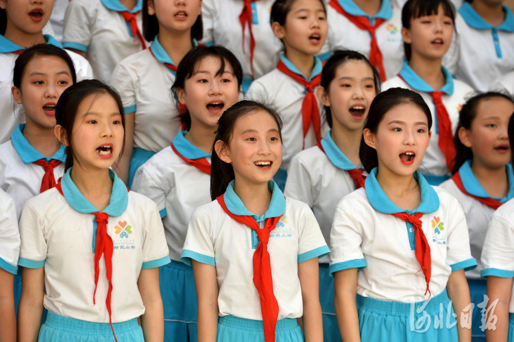 2021年5月25日16时46分,河北省衡水市新苑小学合唱团的同学在练习合唱曲目《春雨沙沙》。