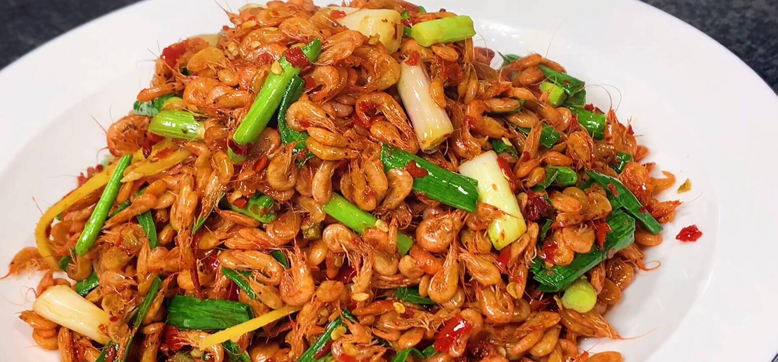 断生后就可以关火出锅了,盛入盘中,这道非常简单的小炒河虾就做好了