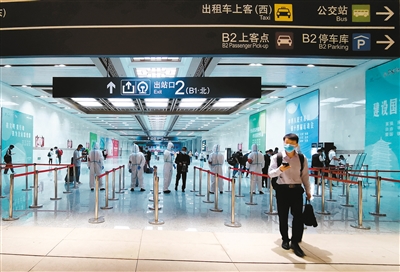 秩序井然的旅客出站口。