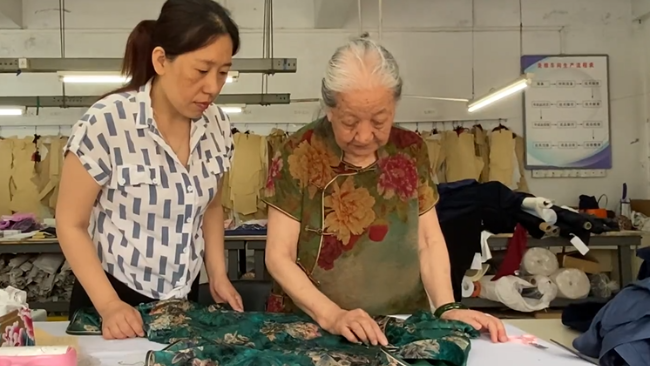 86岁物理高材生奶奶跨界做旗袍