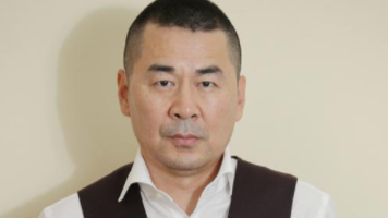 陈建斌与儿子在游泳池嬉戏，强行给对方戴泳帽遭嫌弃
