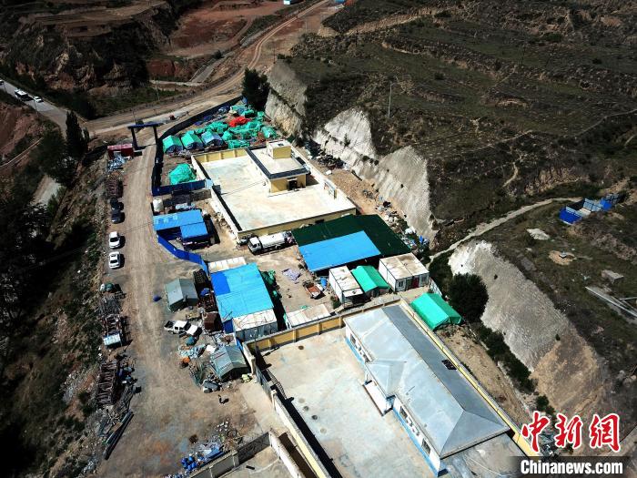 图为张家庄隧道洞口的工地设施。　张晨 摄