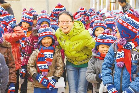兰州大学研究生支教团发起“暖流计划”，将帽子围巾等保暖物品送到山区学校。
