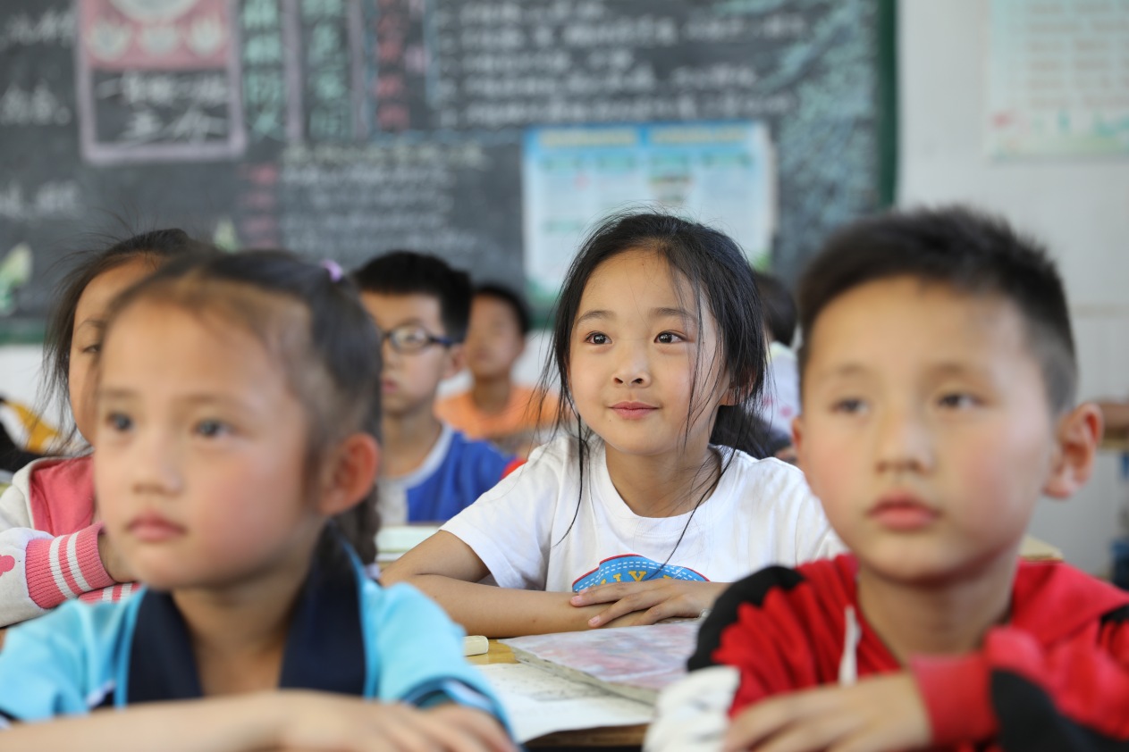 参加“美丽童行”·寻梦计划的孩子们认真聆听主题分享
