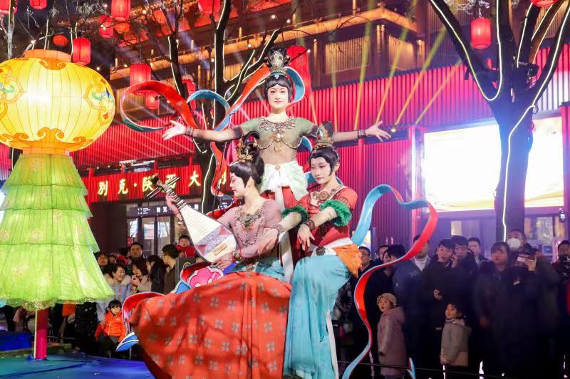 西安大唐不夜城"敦煌飞天"表演.