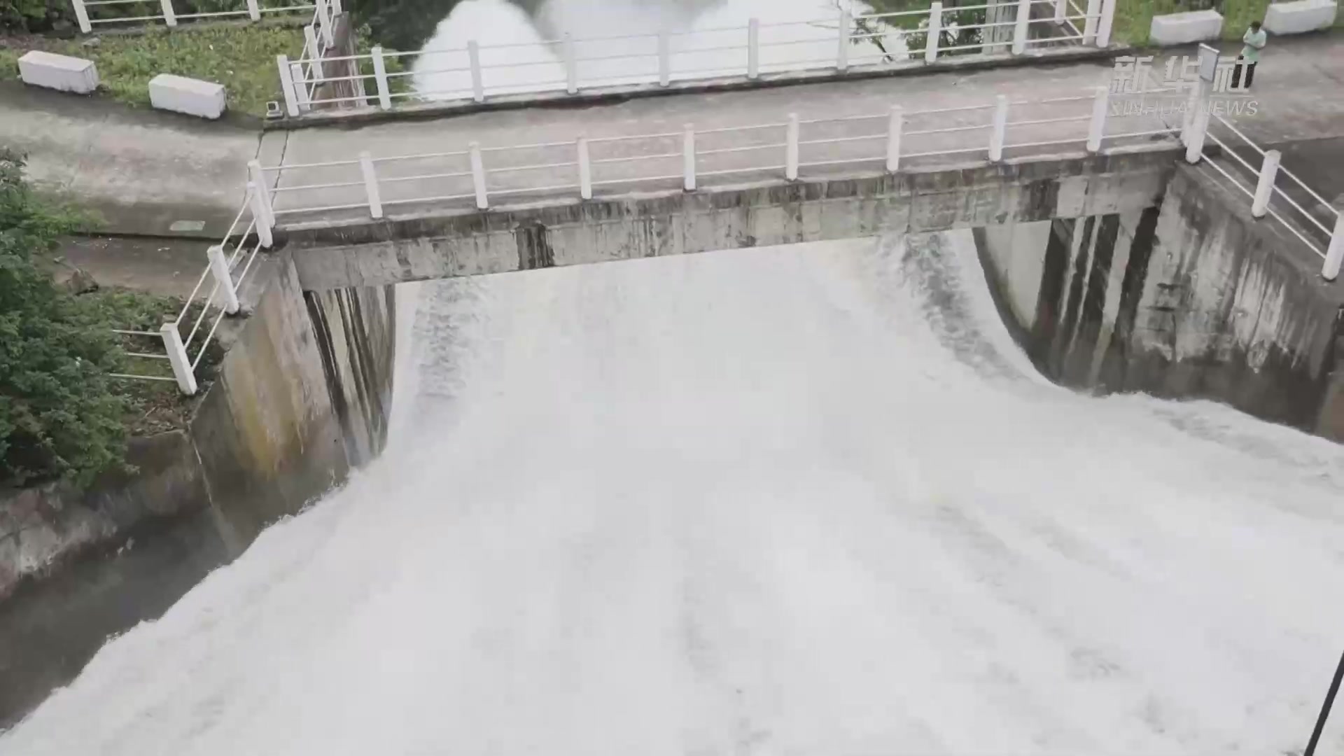 江西泰和：强降雨致水位上涨 水库开闸泄洪
