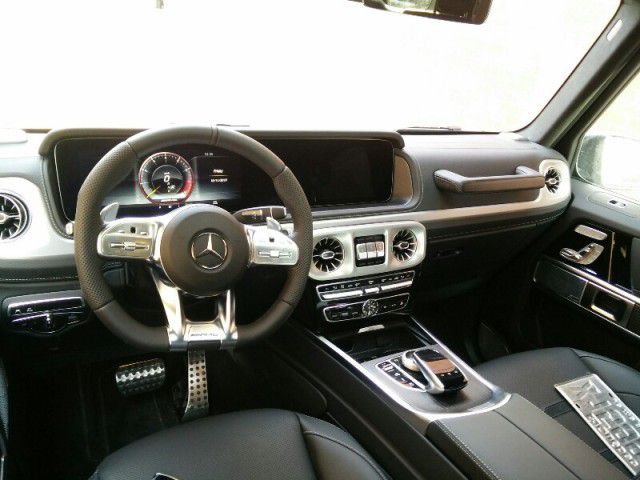 全新2021款奔驰g级63限量版的内饰极具现代感,中控台出风口,扬声器