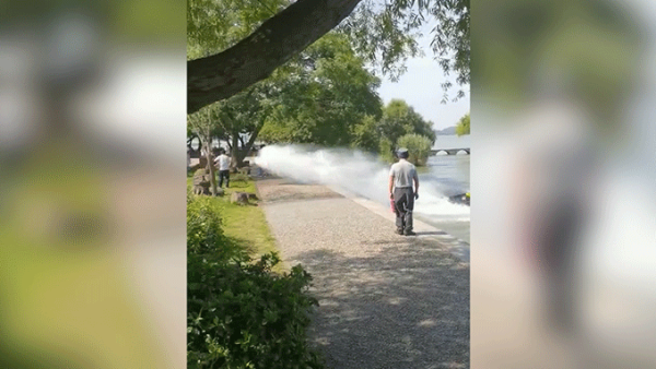 男子在景区驾摩托艇甩尾溅湿路人，警方介入处理