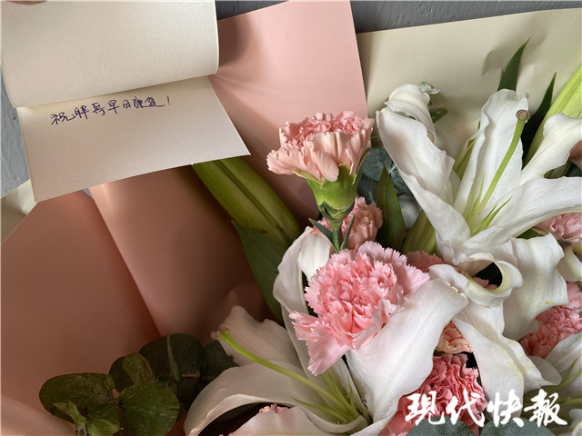 “南京胖哥”刚做完手术，市民到医院送鲜花和祝福