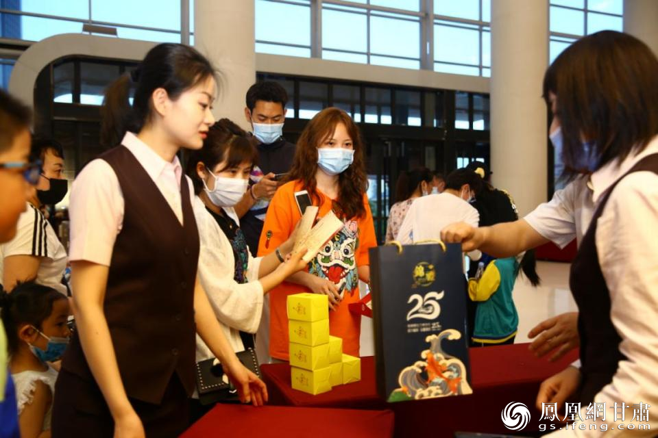 招商银行兰州分行员工与客户互动环节 招商银行兰州分行供图