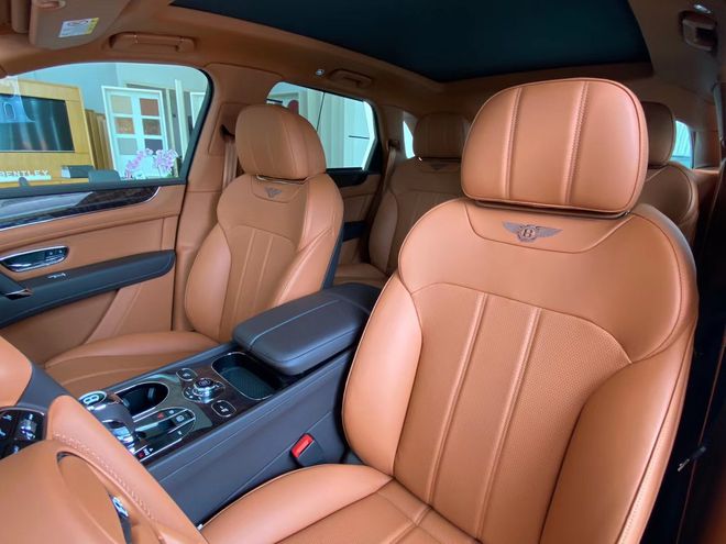 宾利添越后排宽大的座椅舒适性表现如前排一样优越,座椅质地也很柔软