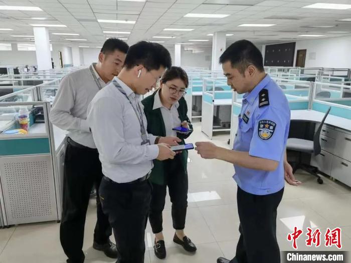 骗子冒充老板要求转账财务人员PS百万元汇款单反骗骗子