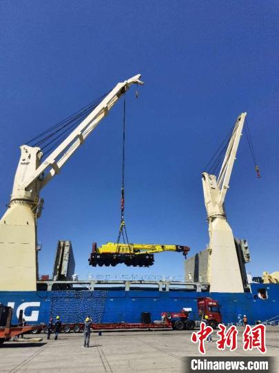 齐车公司出口尼日利亚铁路起重机在天津港装船。　王培武 摄