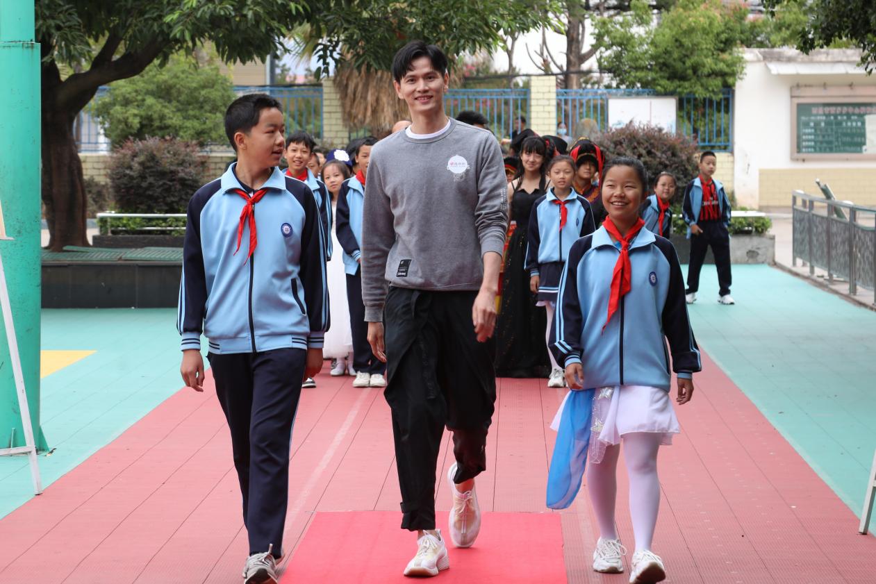 羽毛球世界冠军鲍春来与孩子们一同走红毯