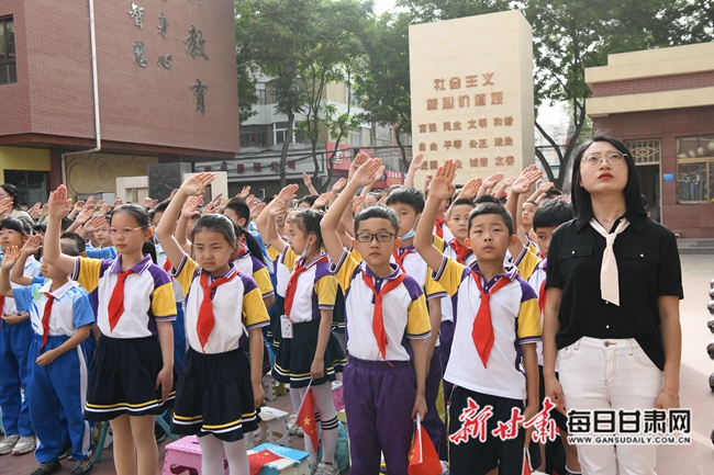 宁卧庄小学升旗仪式