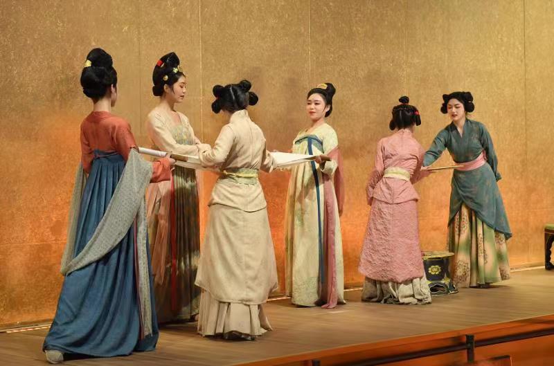 大唐不夜城新节目《戏演壁画》,真实还原了张宣的《捣练图》,人物活灵活现,仿佛画中走出一般。
