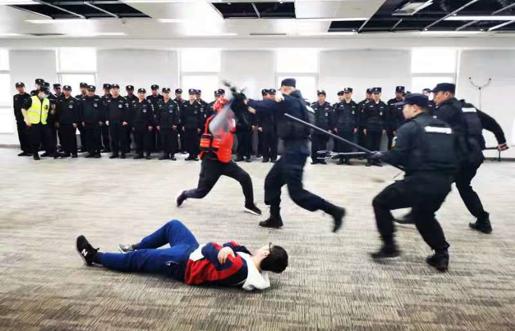 与持斧抢劫的“歹徒”搏斗