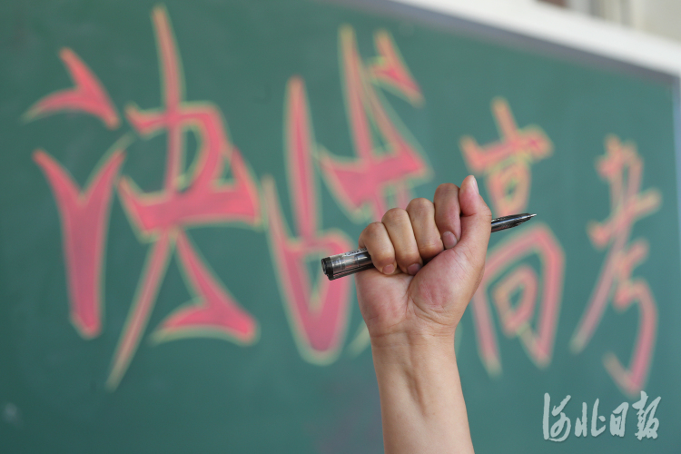 2021年6月2日，高考临近，河北省张家口市第一中学的高三学子们以乐观积极的心态争分夺秒加紧复习。通讯员马佳琦摄影报道