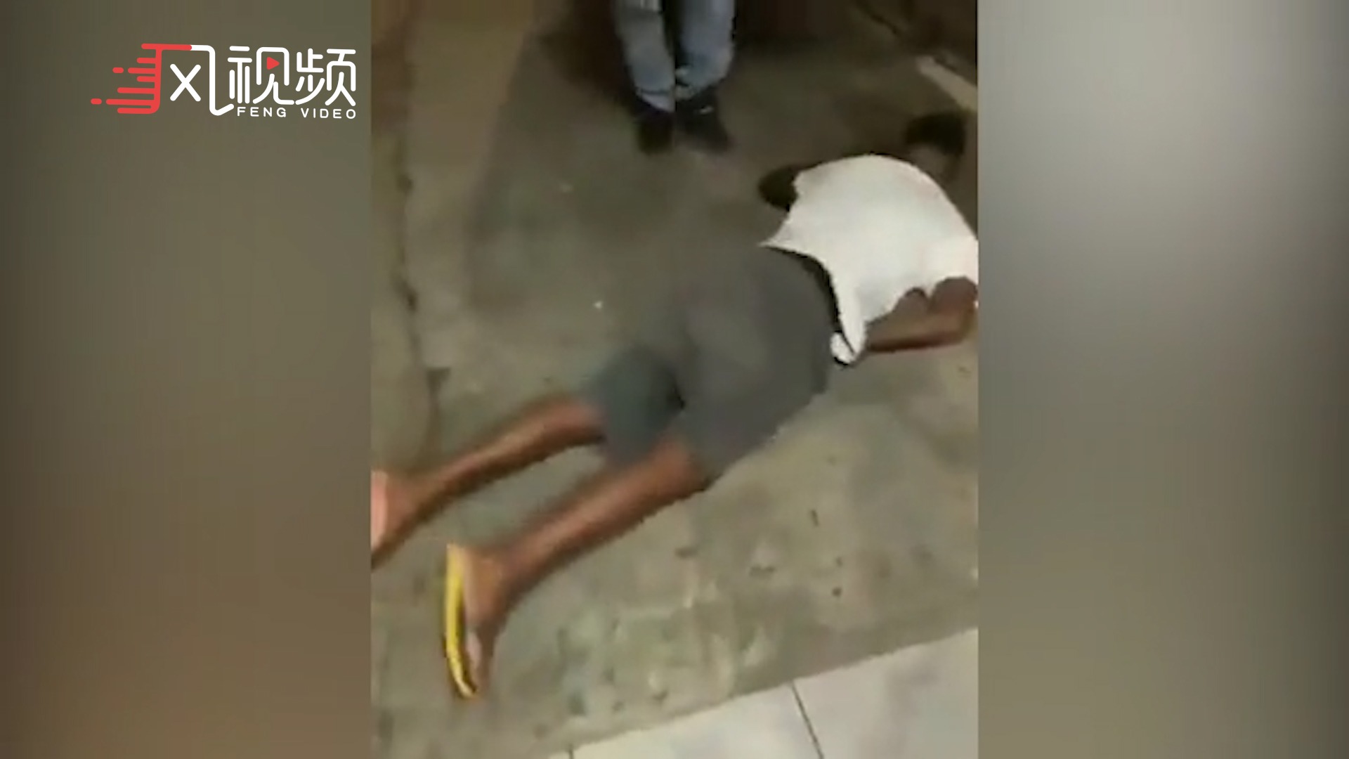 黑人男子酒驾且嚣张反抗，遭巴西警察一拳击倒昏厥在地