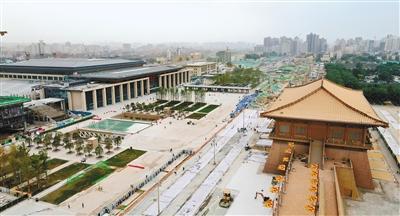 西安火车站新建北站房和丹凤门广场地下交通枢纽与恢宏巍峨的大明宫丹凤门交相辉映。　　（首席记者 李明 摄）