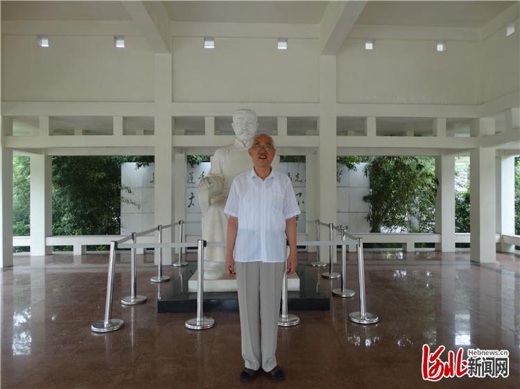 李宏塔和李大钊雕像合照。 李大钊纪念馆供图