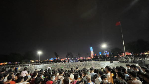 30万人涌入，武汉汉口江滩无人机表演秀临时取消