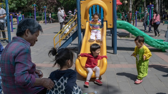 重庆一公司重金鼓励员工生三胎：女性奖3万男性奖1万 产假1年