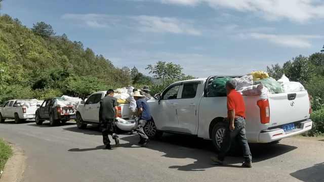 云南"堵象人"车上吃住24小时待命,已备6车食物酒糟吸引象群