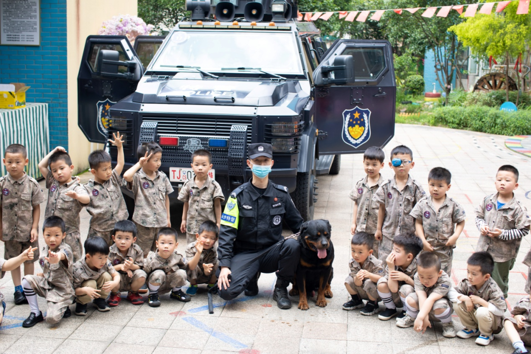 在芙蓉區鑫科明珠幼兒園,孩子們與警犬