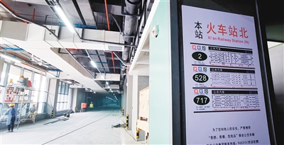 丹凤门广场地下交通枢纽公交车站牌设置醒目
