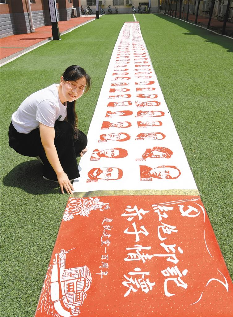 美术老师樊红和她的剪纸作品。(记者 翟小雪 摄)