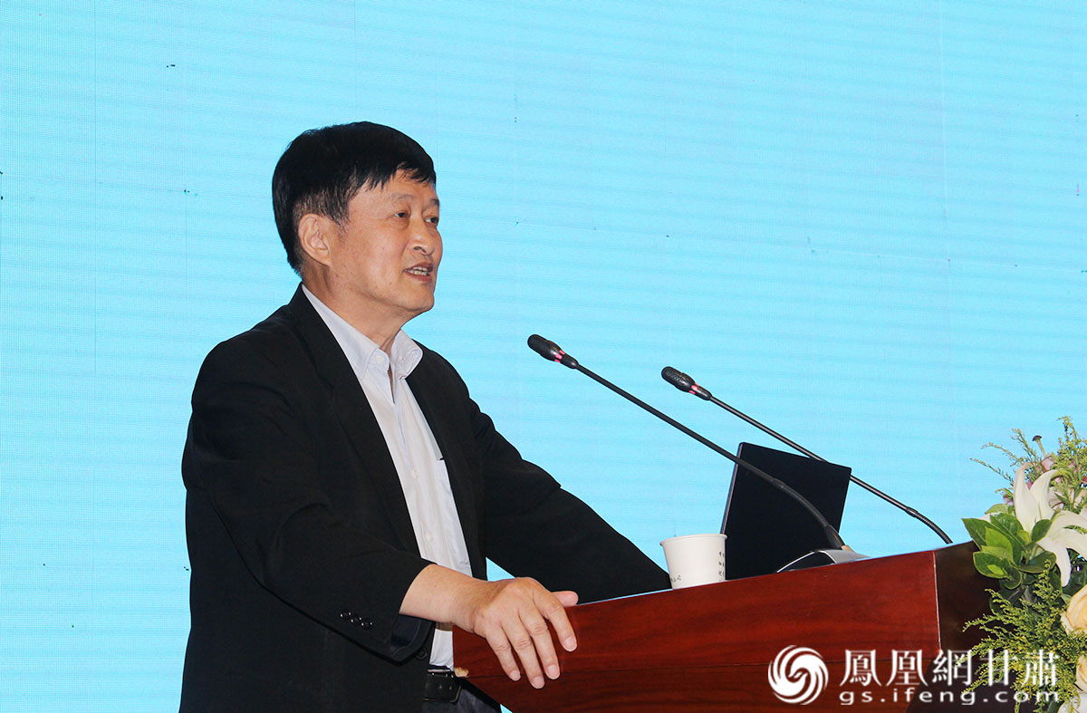 当天，中国石油和化学工业联合会副会长李彬做《科技创新型企业的构建》主旨演讲。钱河山 摄