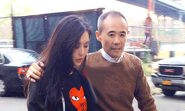 老来得子?70岁王石与田朴珺商场被偶遇,身旁还带着婴儿