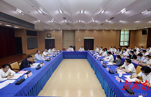 (毛伟明主持召开座谈会。本文图片均由湖南日报·新湖南客户端记者 刘尚文 摄)