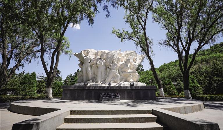 南梁革命纪念馆的革命烈士雕塑