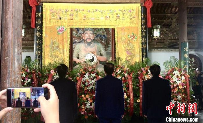 图为2020(庚子)年公祭中华人文始祖伏羲大典现场，祭拜者向伏羲圣像敬献花篮和鲜花。(资料图) 闫姣 摄