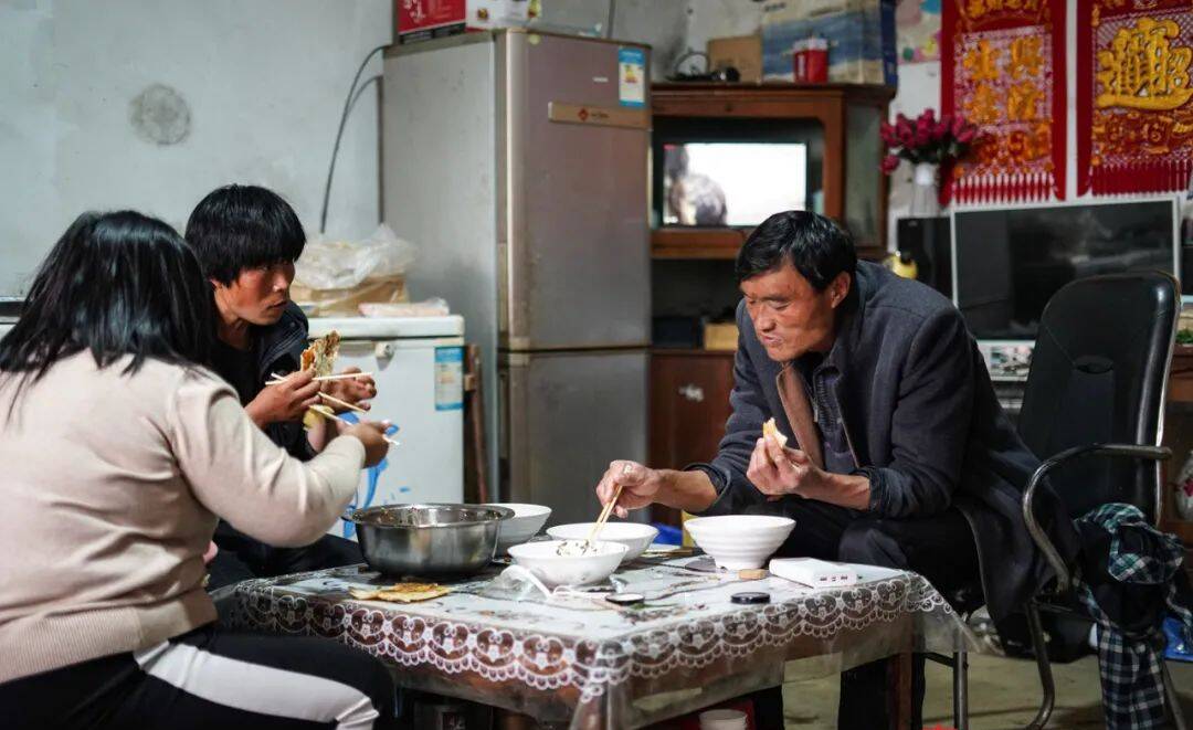 拉面哥与妻子(中),侄女在家中吃早饭.