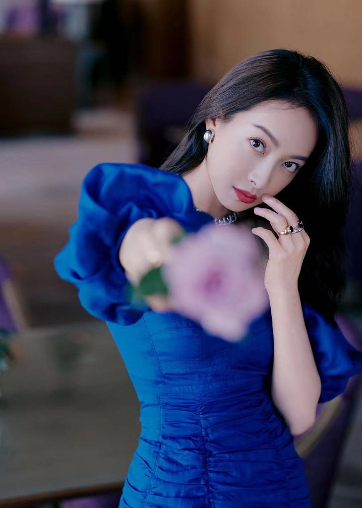 宋茜穿抹胸蓝裙凸显窈窕曲线 手拿鲜花气质满分明艳动人_凤凰网娱乐