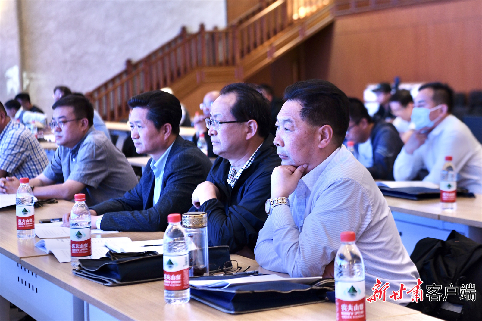 参会人员认真聆听