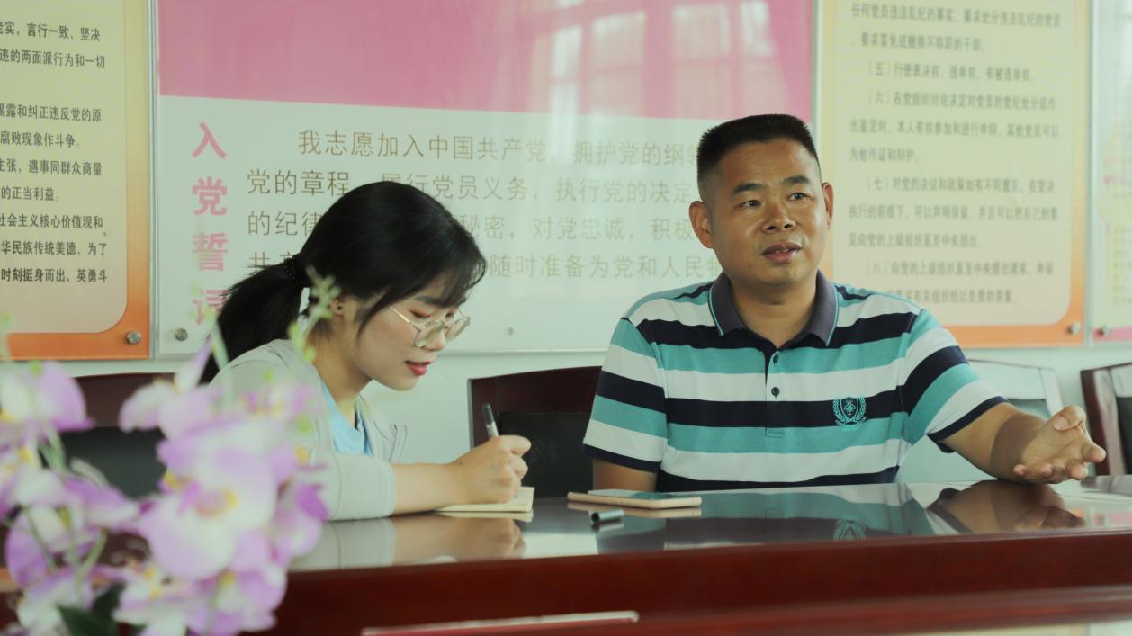 唐其良书记在跟记者讲述驻村发生的故事 凤凰网海南频道 刘文龙摄