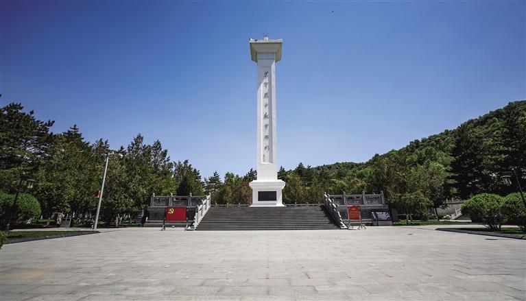 南梁革命纪念馆内的革命烈士纪念碑
