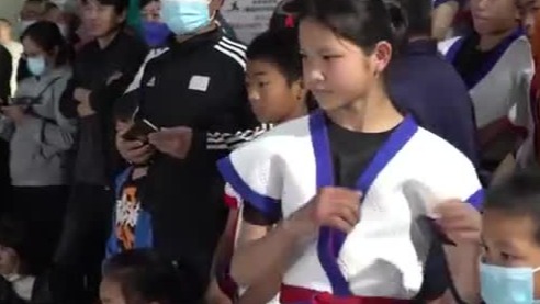 父亲去世母亲患有精神疾病，家中的六个孩子被送到公益书院生活