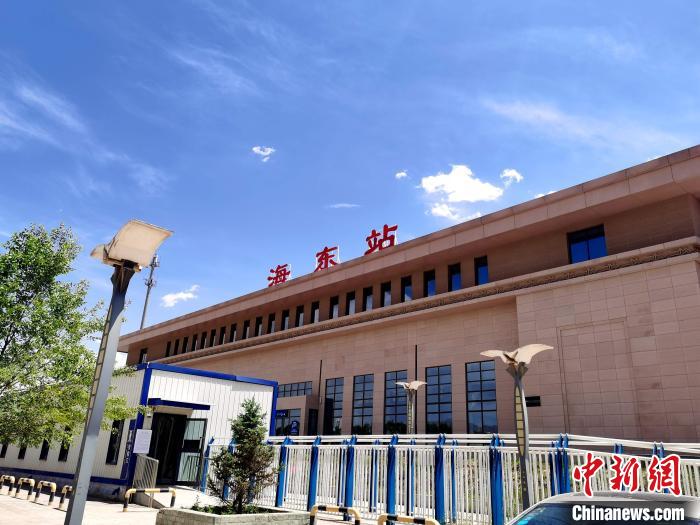 图为兰新客专西宁至兰州段的海东站。　张添福 摄